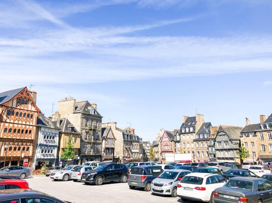 Nouveau ** Le Raffine Au Coeur De Guingamp ** Parking Exterior foto